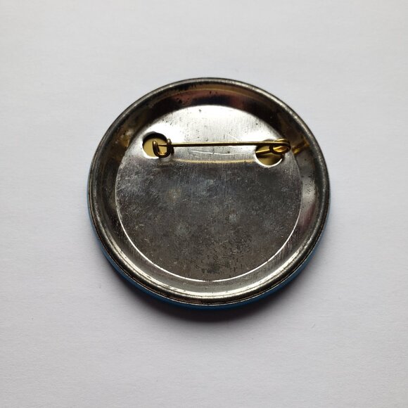 Fly The Skies Of United Pinback Button Pin - Picture 2 of 2